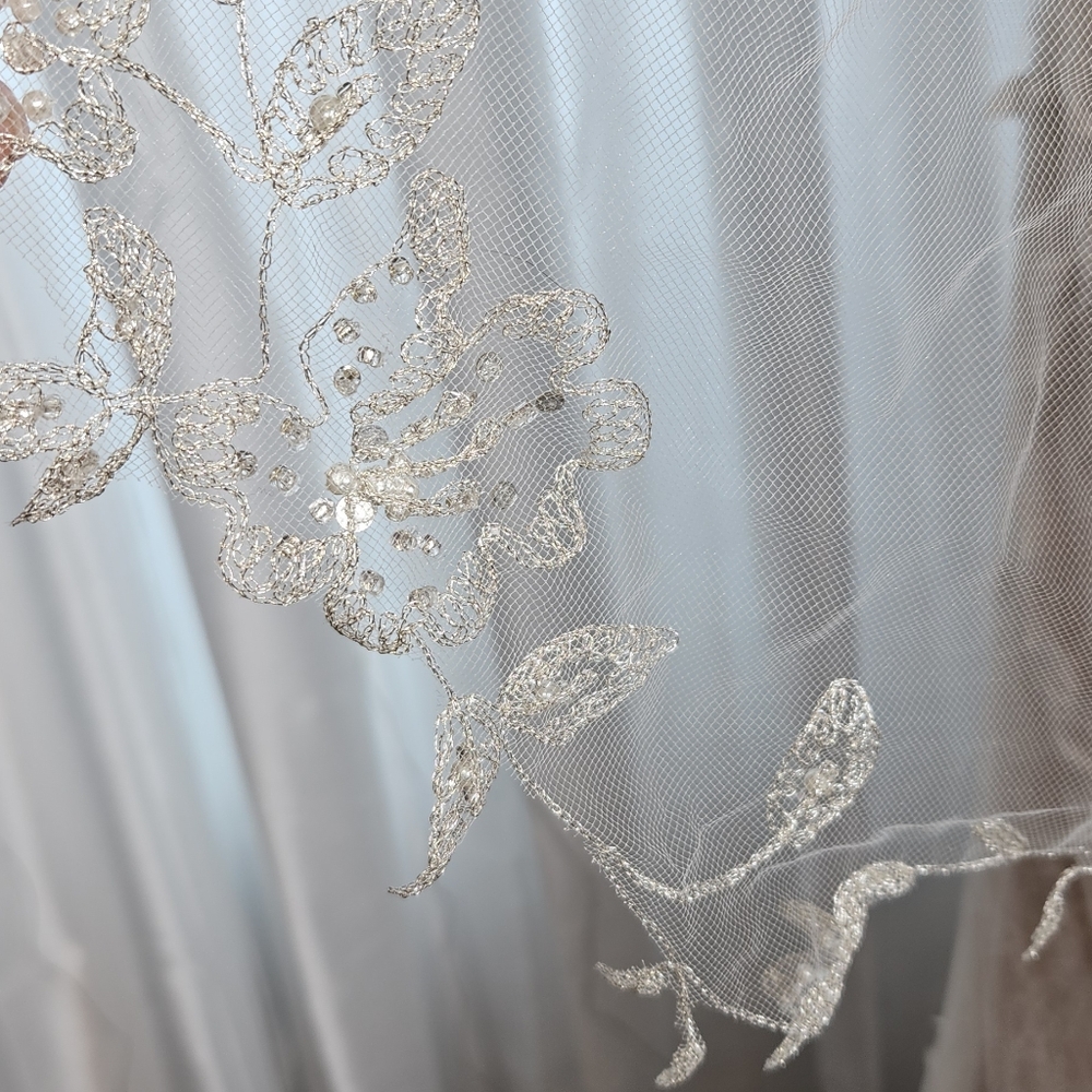 Melissa Sweet Wedding Dress & Veil - Picture 4 of 9